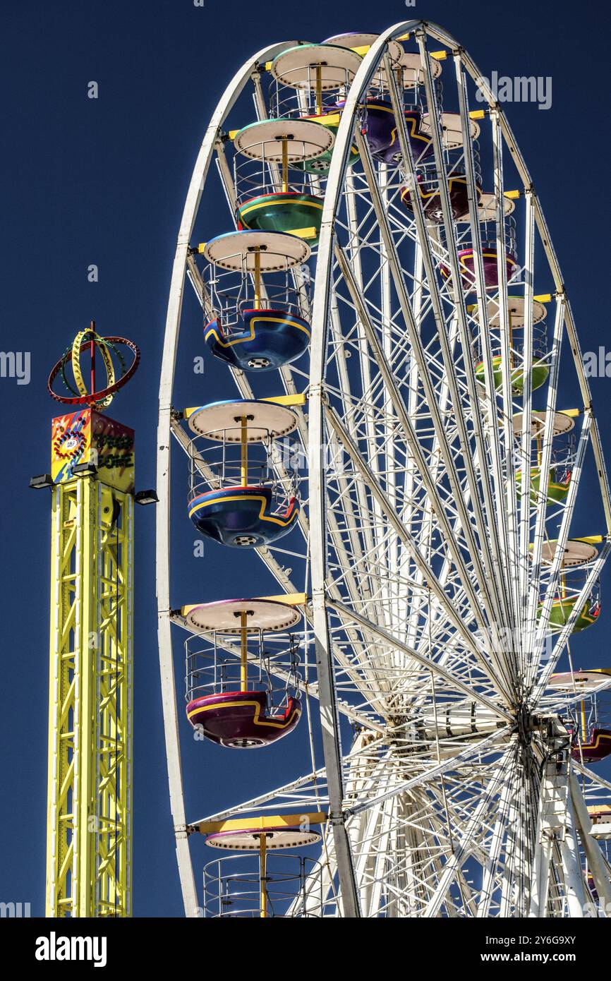Bergen, Norvegia, maggio 2014: Primo piano e dettaglio della variopinta ruota panoramica sul cielo blu, Europa Foto Stock