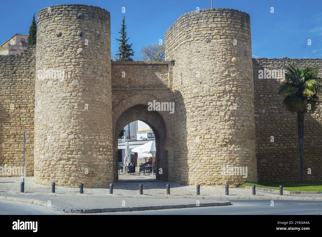 Ronda, Spagna, aprile 2023: Vista sulla Puerta de Almocabar, antica porta della città di Ronda, Spagna, Europa Foto Stock