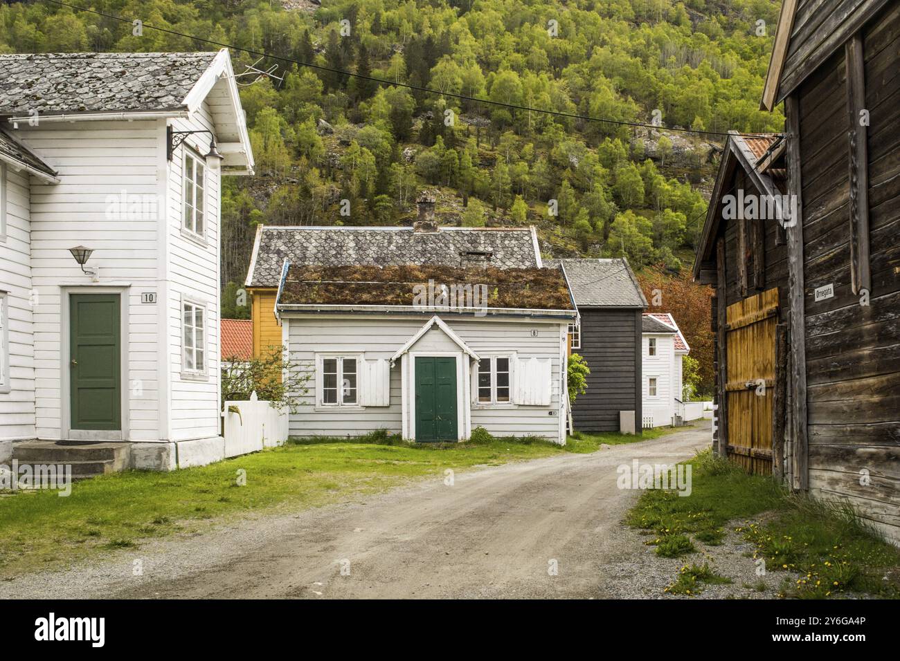 Laerdal, Sogn og Fjordane, Norvegia, maggio 2015: Scena di strada con case tipiche e storiche di Laerdal o Laerdalsoyri in Norvegia, Europa Foto Stock