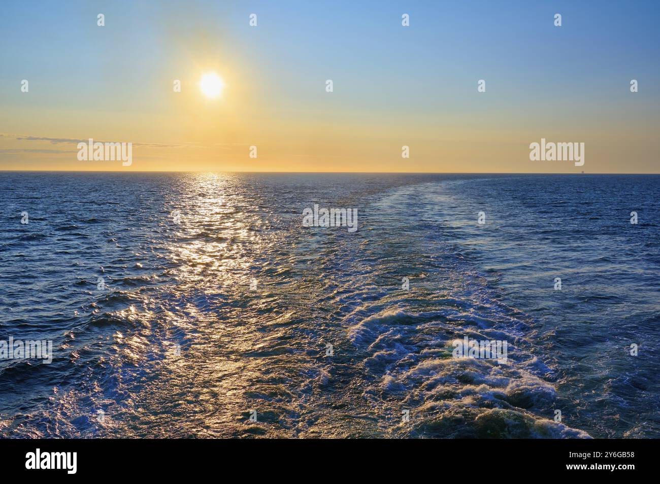 Vista dalla nave da crociera all'alba a poppa della nave sulle onde di poppa, Mare del Nord, Danimarca, Europa Foto Stock