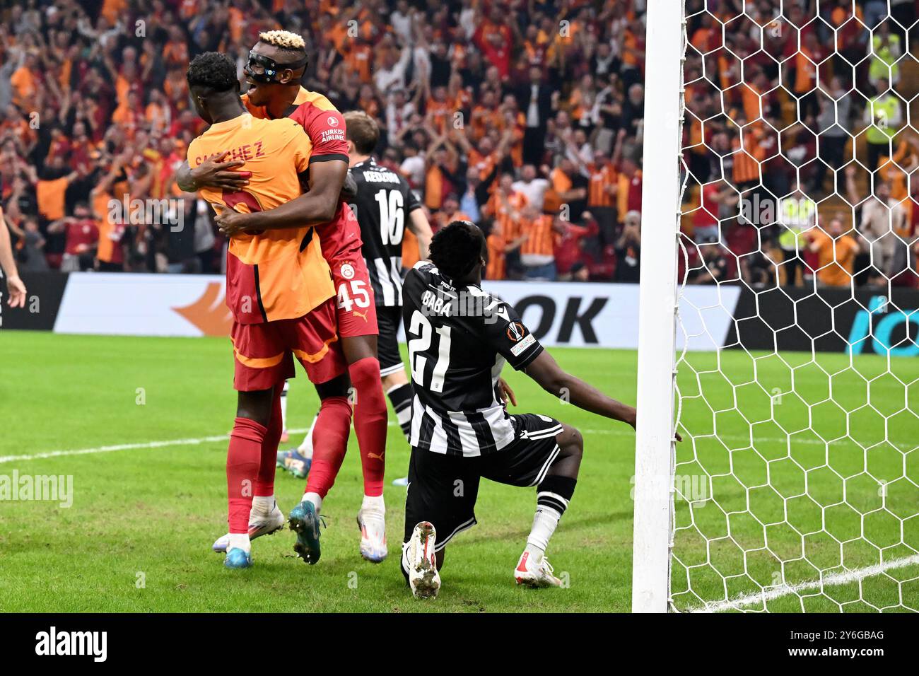 ISTANBUL - i giocatori del Galatasaray SK festeggiano il 1-0 durante la partita di UEFA Europa League tra il Galatasaray SK e il PAOK FC allo stadio Ali Sami Yen Spor Kompleksi il 25 settembre 2024 a Istanbul, Turchia. ANP | Hollandse Hoogte | GERRIT VAN KEULEN Foto Stock