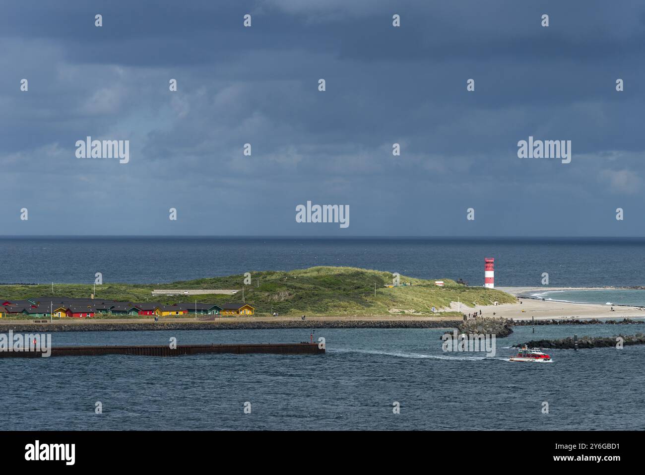 Spiaggia sud con faro, duna dell'isola al largo di Helgoland, traghetto per dune, bungalow villaggio di dune, Mare del Nord, distretto di Pinneberg, Schleswig-ho Foto Stock