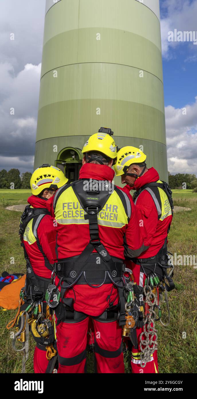 I soccorritori in altezza dei vigili del fuoco di Gelsenkirchen praticano la discesa da una turbina eolica da un'altezza di 110 metri dopo aver salvato un incidente Foto Stock I soccorritori in altezza dei vigili del fuoco di Gelsenkirchen praticano la discesa da una turbina eolica da un'altezza di 110 metri dopo aver salvato un incidente Foto Stock