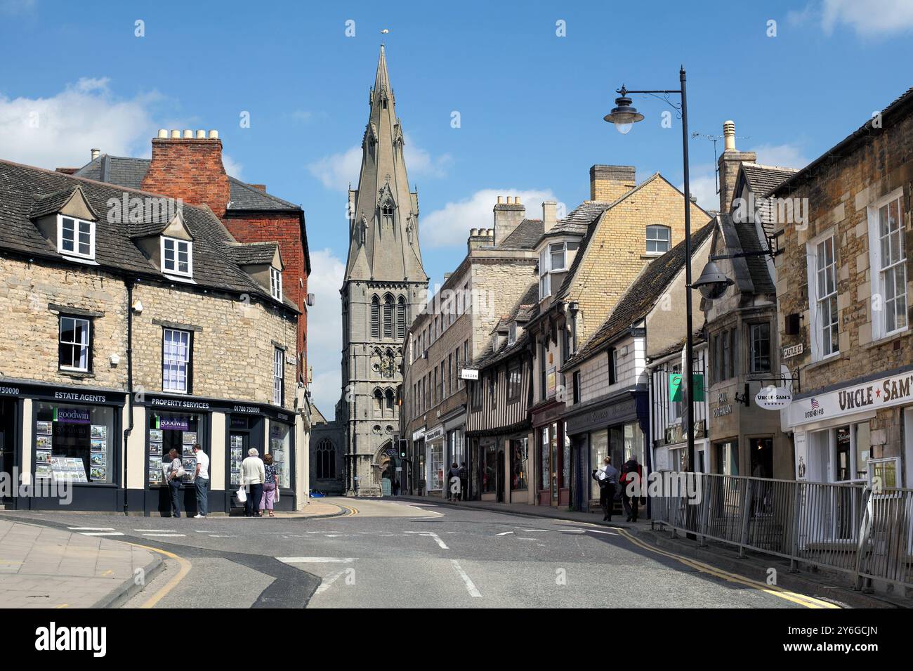 Guardando verso la St Mary's Church nel centro di Stamford, la prima area protetta dell'Inghilterra. Foto Stock
