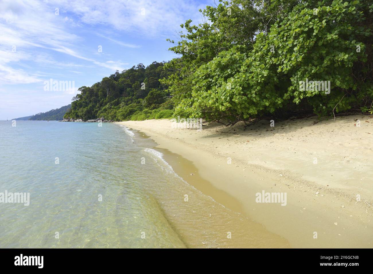 Paesaggio con spiaggia di sabbia deserta sull'isola di Koh Adang in Thailandia Foto Stock