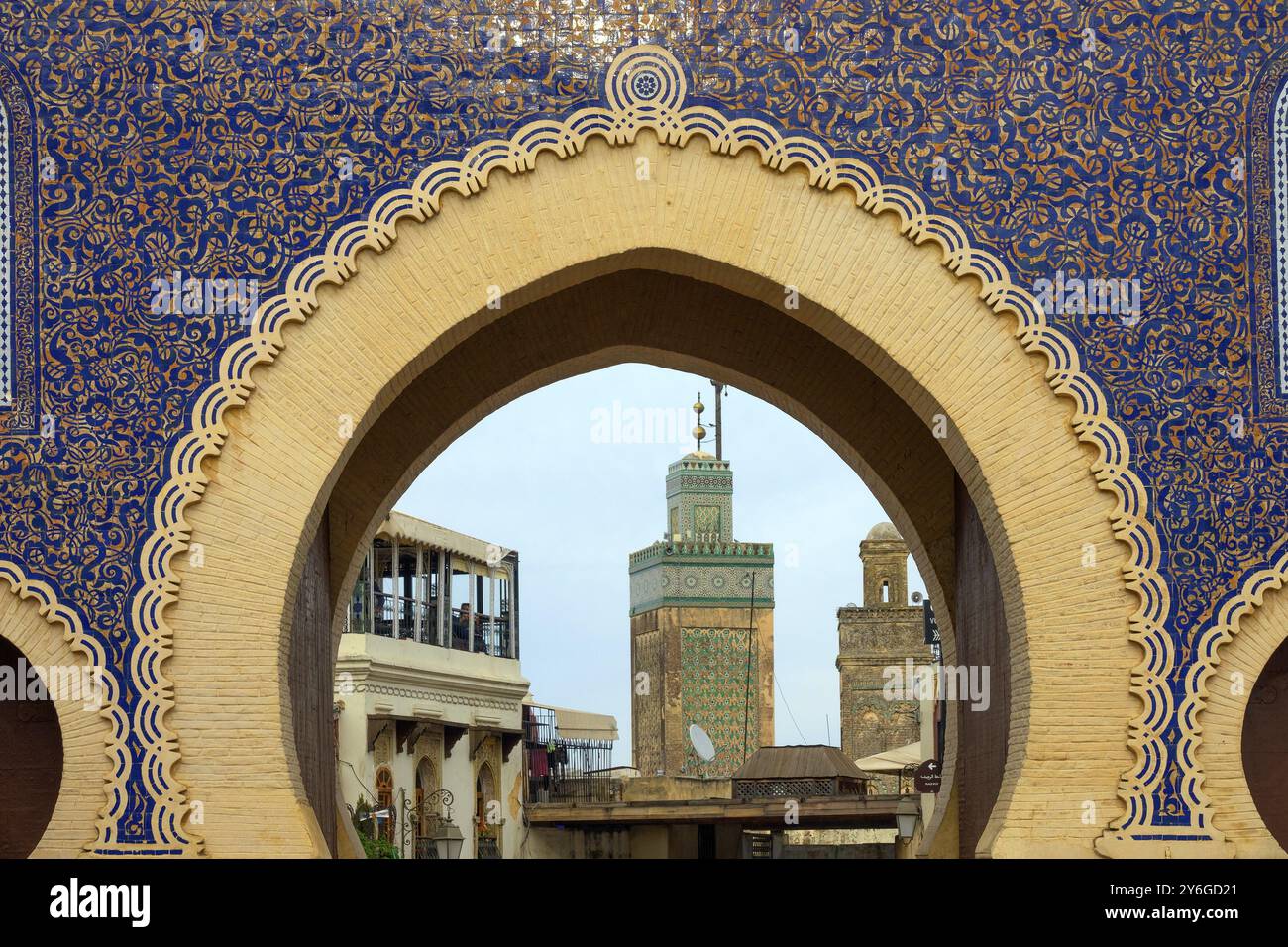 Vista attraverso la porta di Bab Bou Jeloud (la porta Blu) situata a Fez, Marocco, Africa Foto Stock