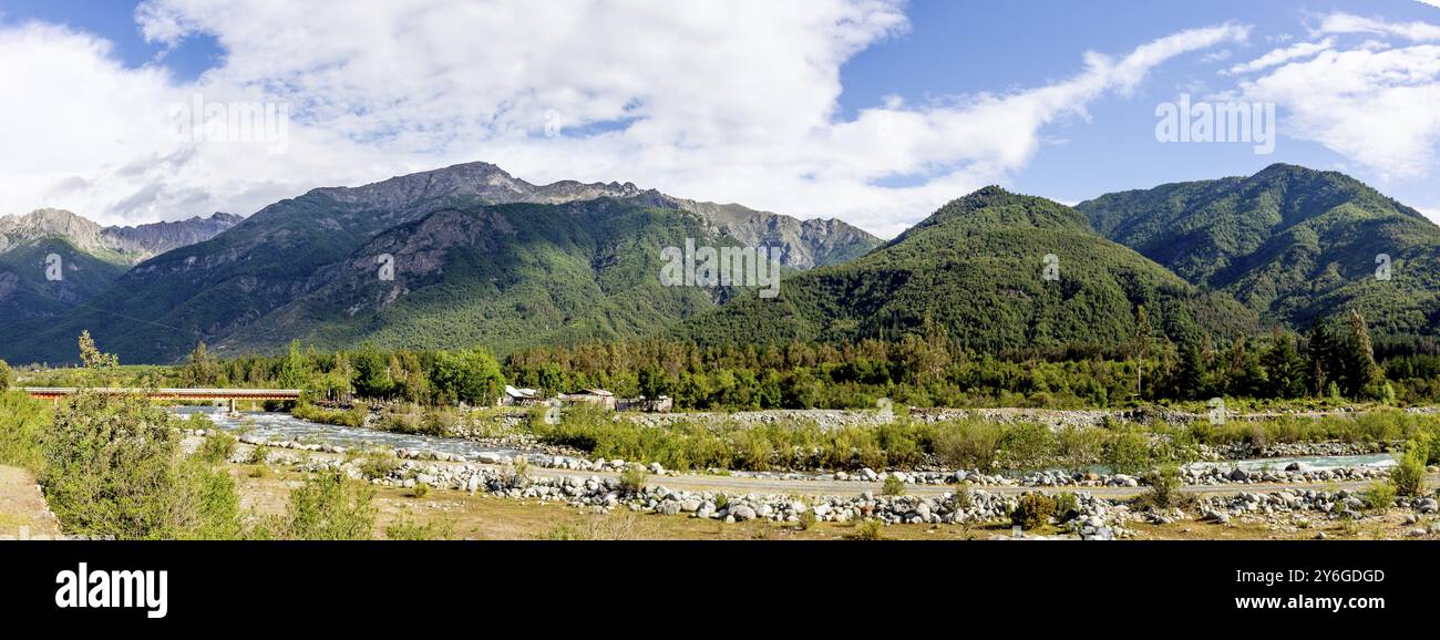 Camper in Argentina cileno montagna Ande. Viaggio di famiglia travel vacation su Motorhome RV nelle Ande Foto Stock