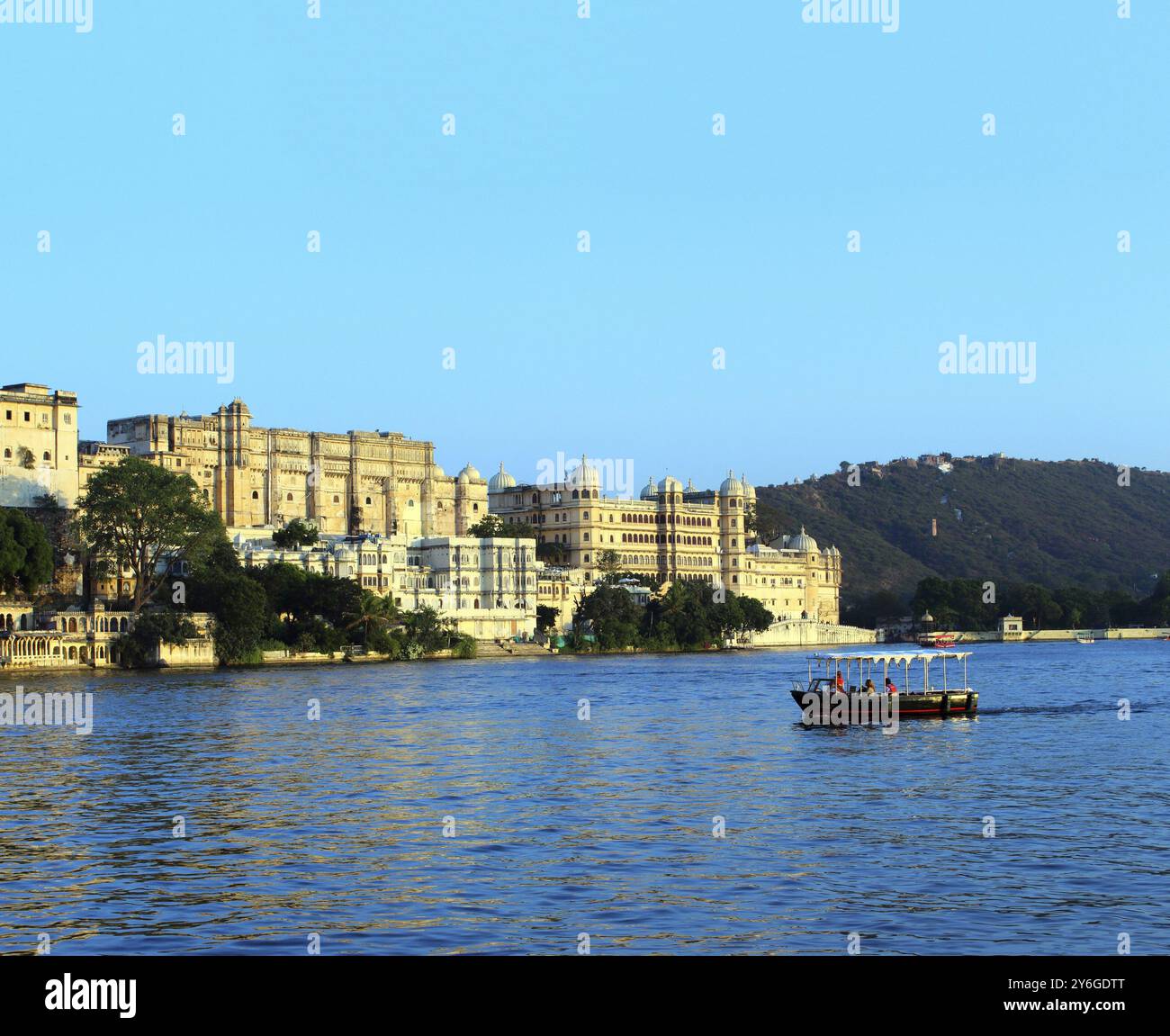 Vista serale sul lago e sul palazzo di Udaipur, India Foto Stock