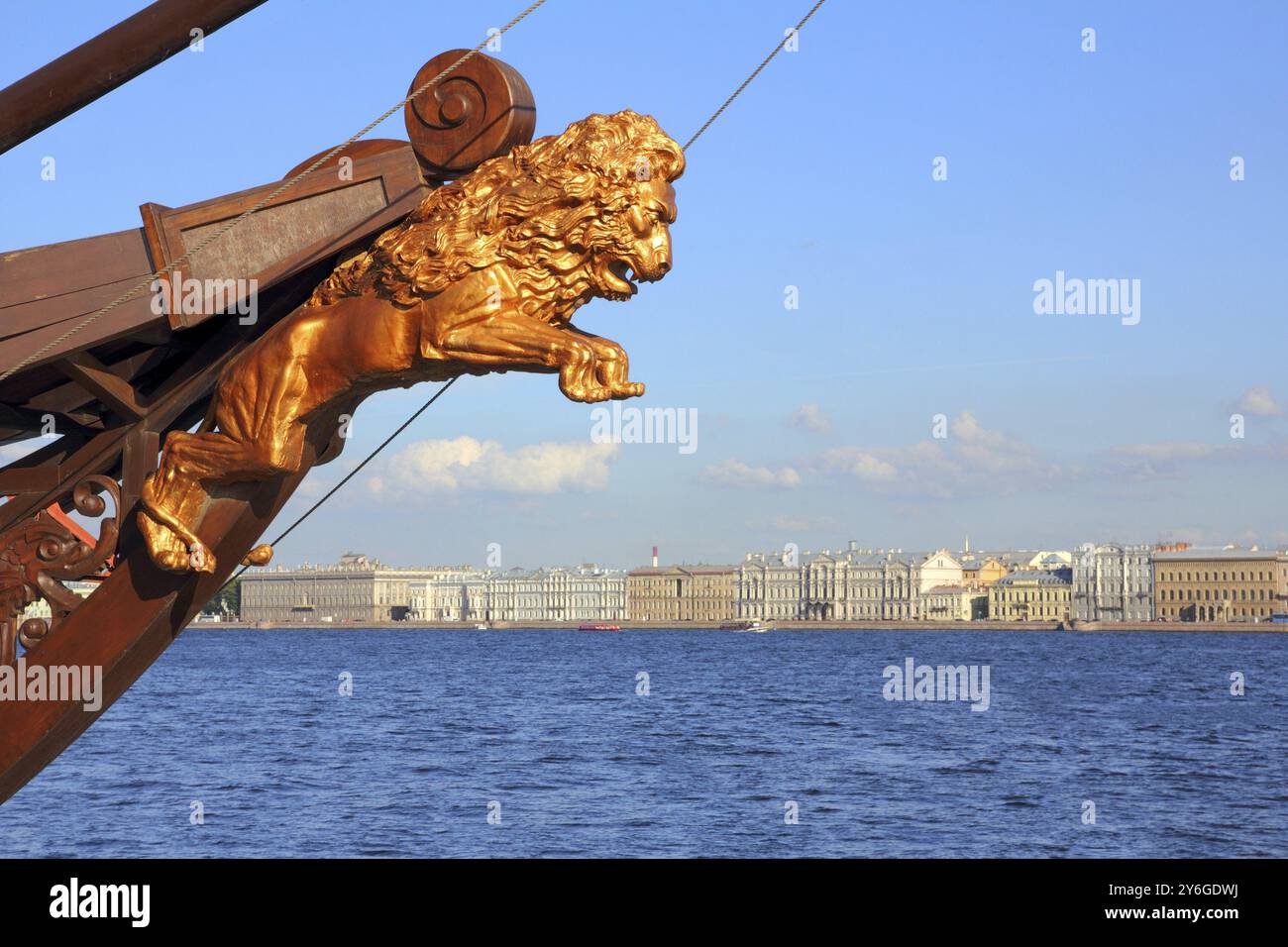 Scultura di leone sulla nave ancorata sul fiume Neva a San Pietroburgo Foto Stock