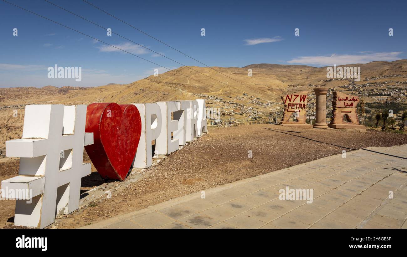 Visualizzazione del cartello stradale hashtag a Petra Foto Stock