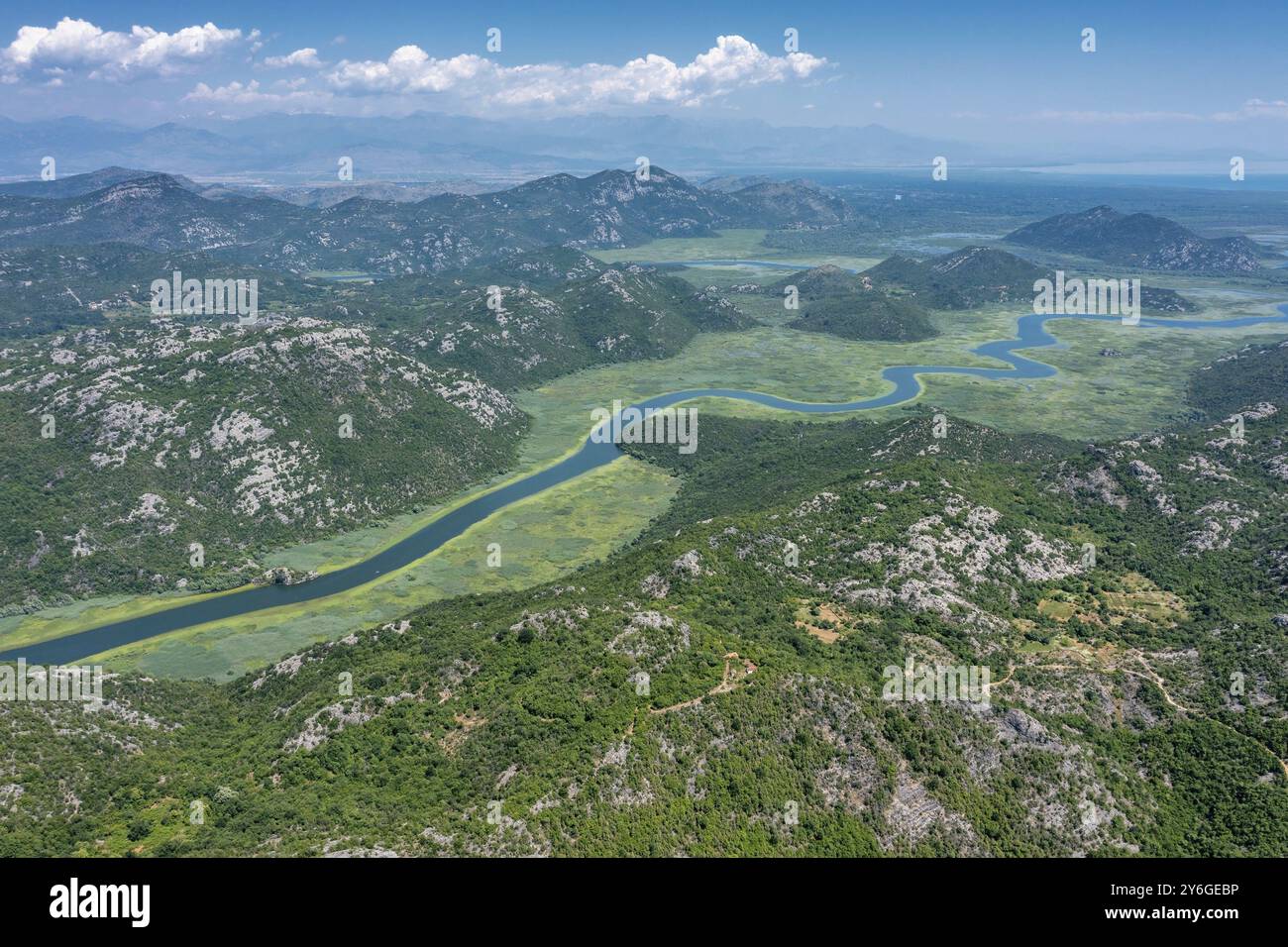 Vista aerea di Rijeka Crnojevica, splendido fiume tra le montagne che sfociano nel lago Skadar, Montenegro, Europa Foto Stock