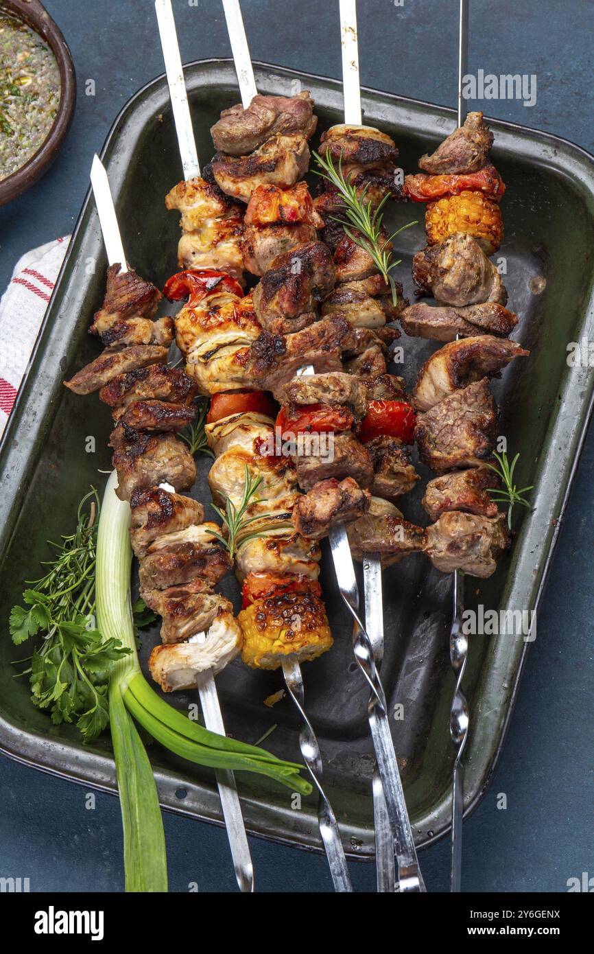 Cibo, cibo, carne di maiale grigliata barbecue, spiedini di pollo e verdure su vassoio Vista dall'alto, disposizione piatta Foto Stock