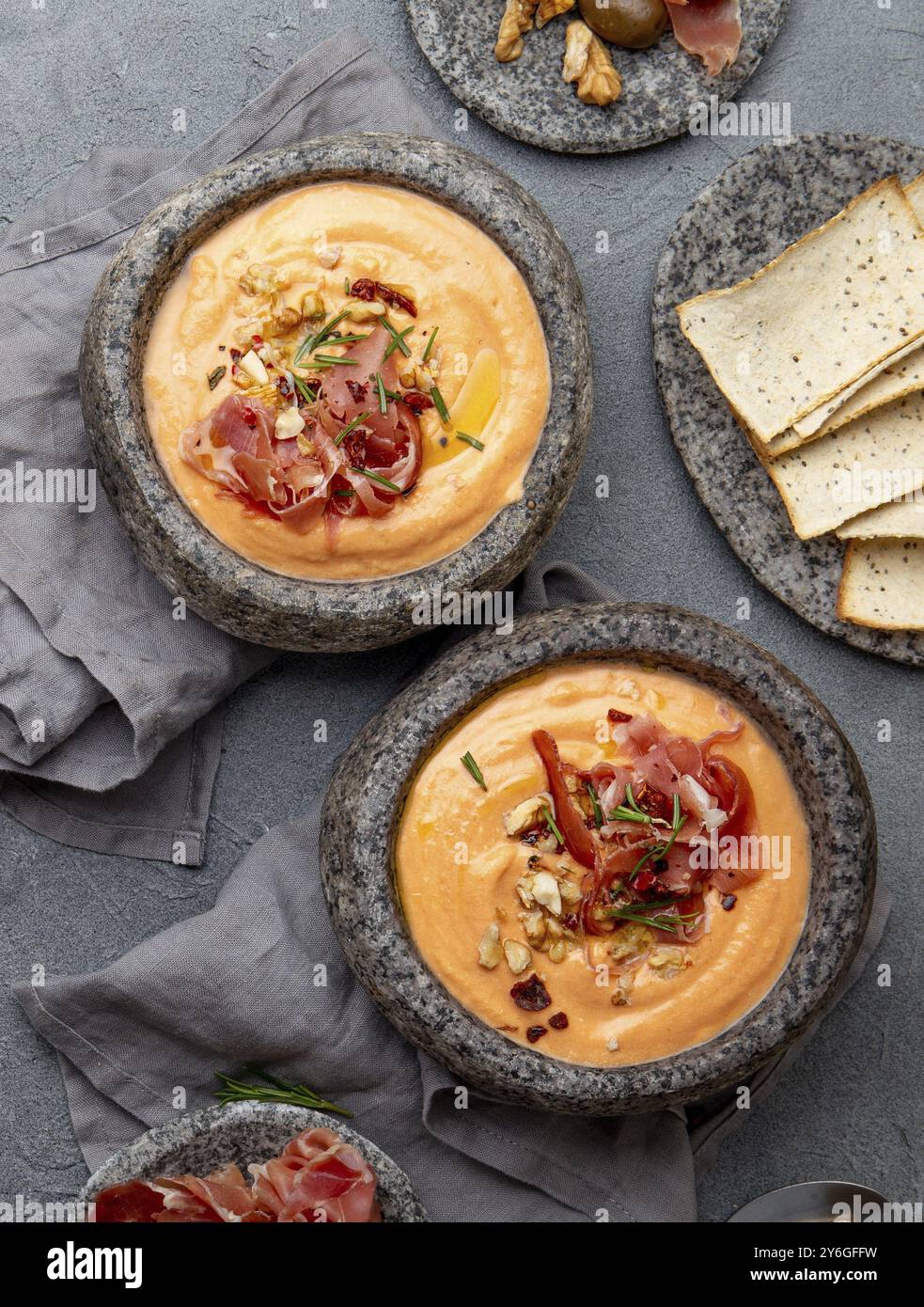 Cibo, zuppa spagnola di pomodoro freddo Salmorejo. Tradizionale zuppa di pomodoro con pane bianco e olio d'oliva Foto Stock
