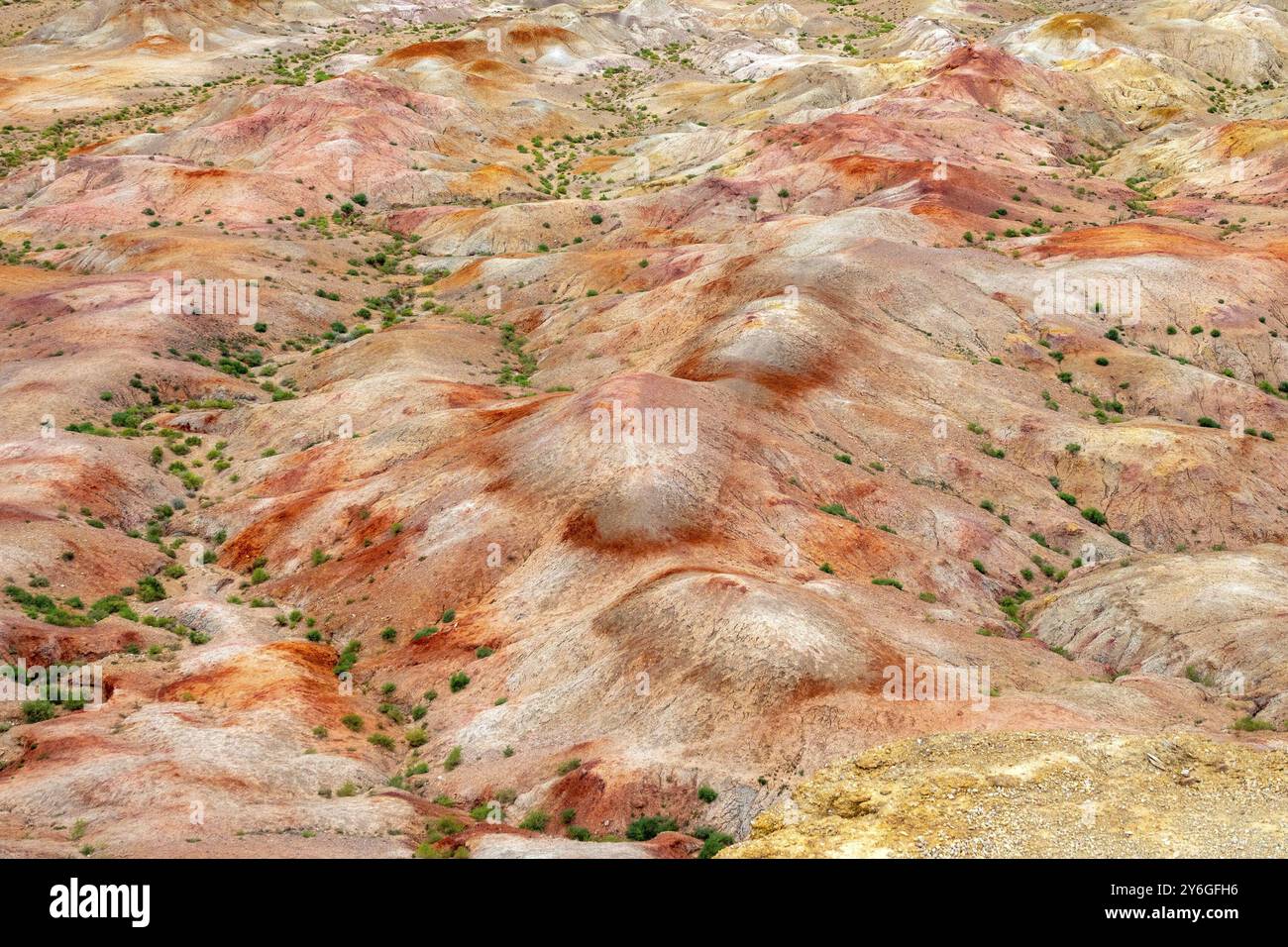 Vista dei canyon colorati a righe Tsagaan, sfondo suvarga, stupa bianco. Ulziit soum, provincia di Dundgovi, Mongolia, Asia Foto Stock