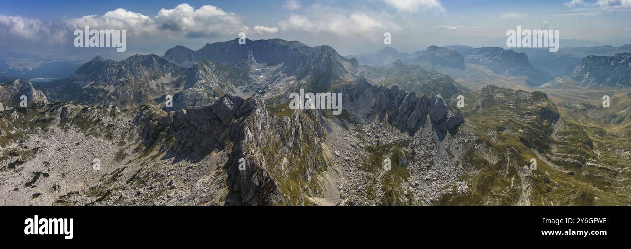 Vista panoramica aerea di Bobotov Kuk e di altre montagne nel parco Durmitor, Montenegro, Europa Foto Stock