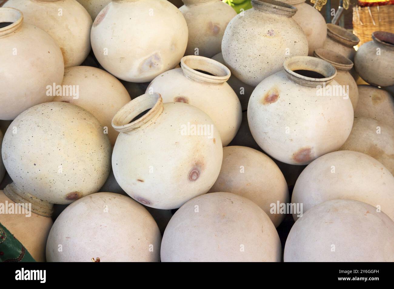 Molte pentole di argilla sul mercato in india Foto Stock