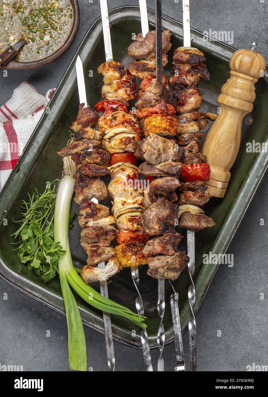Cibo, carne di maiale grigliata alla griglia, spiedini di pollo e verdure su vassoio Vista dall'alto, disposizione piatta Foto Stock