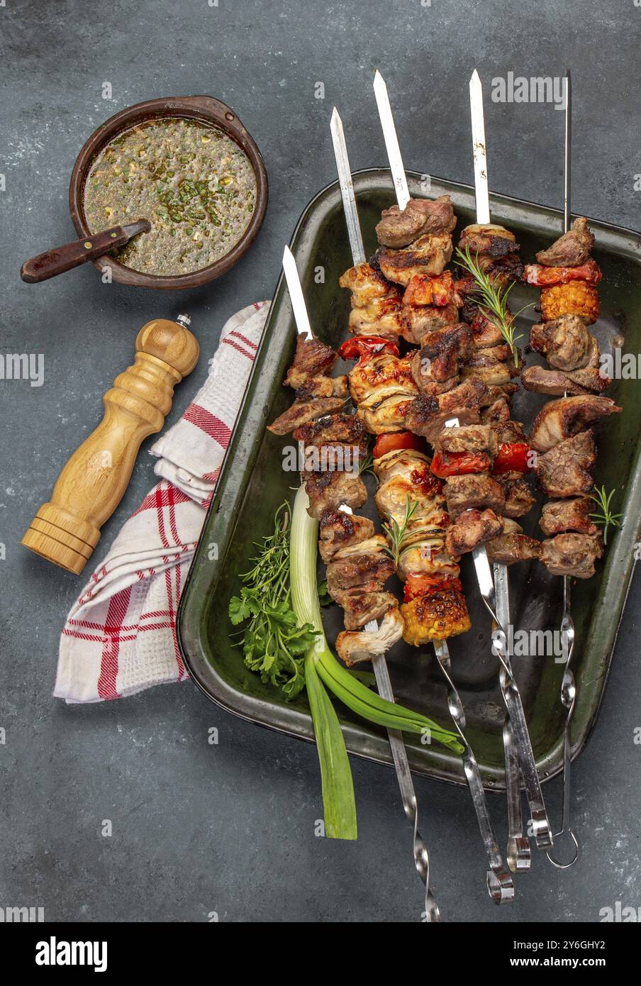 Cibo, cibo, carne di maiale grigliata barbecue, spiedini di pollo e verdure su vassoio Vista dall'alto, disposizione piatta Foto Stock