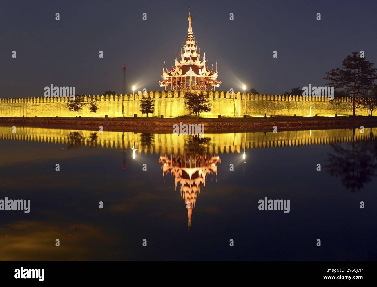 Vista notturna di Fort o Palazzo Reale di Mandalay, Myanmar (Birmania) Foto Stock