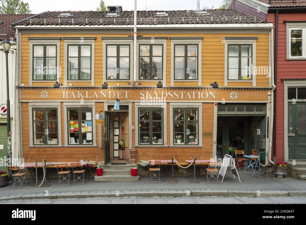 Trondheim, Norvegia, maggio 2015: Baklandet Skydsstation, caffetteria idilliaca e tranquilla, dove gustare deliziosi piatti e bevande in un ambiente tradizionale, Foto Stock