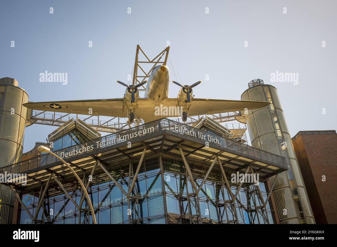 Berlino, Germania, giugno 2022: Vista sull'ingresso del Deutsches Technikmuseum (Museo tedesco della tecnologia) a Berlino con C47 aereo militare Foto Stock
