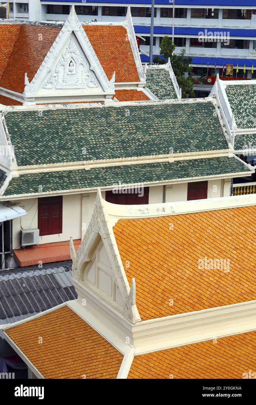 Tetti di edifici a Bangkok ricoperti di piastrelle multicolori, Thailandia, Asia Foto Stock