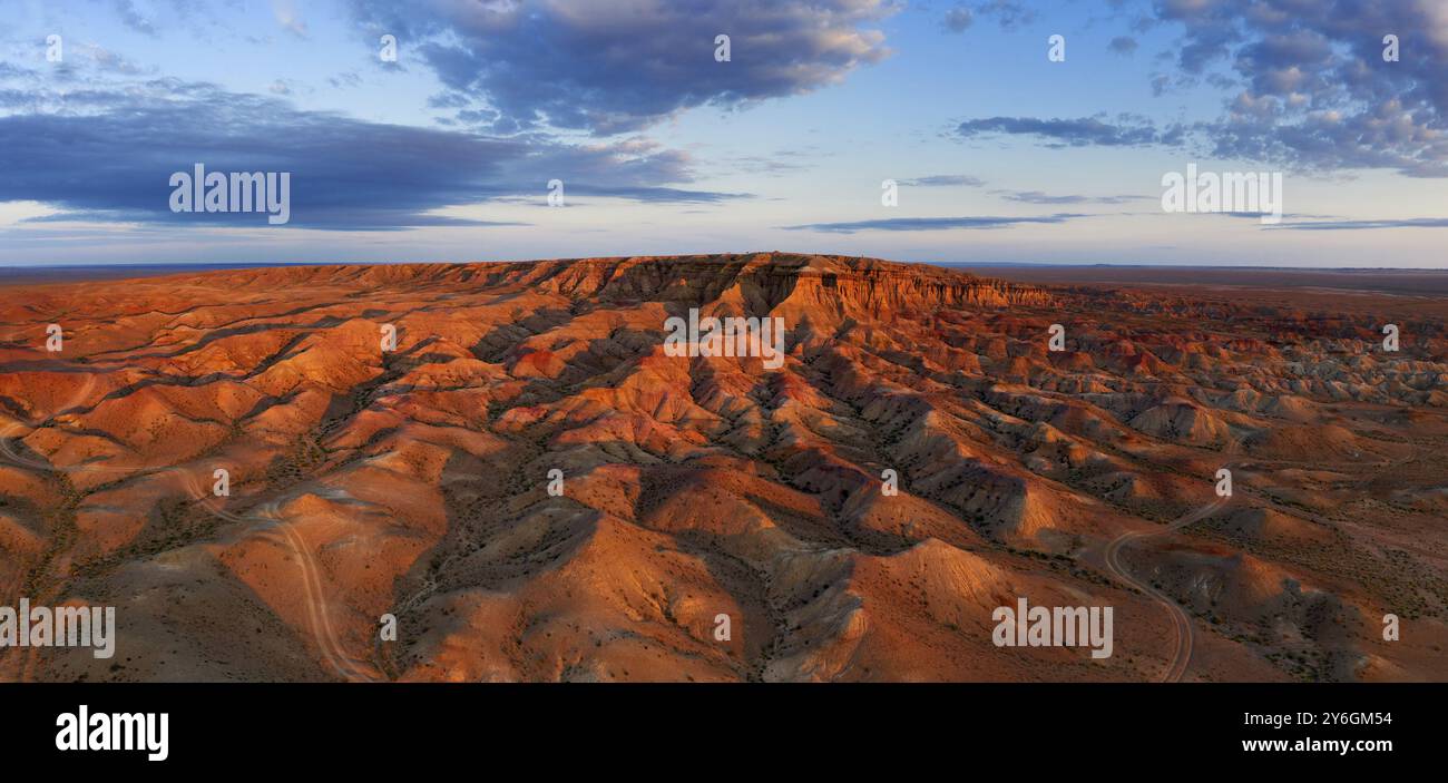 Panorama aereo dei canyon a righe colorati e tessuti Tsagaan suvarga, stupa bianco all'alba. Ulziit soum, provincia di Dundgovi, Mongolia, Asia Foto Stock