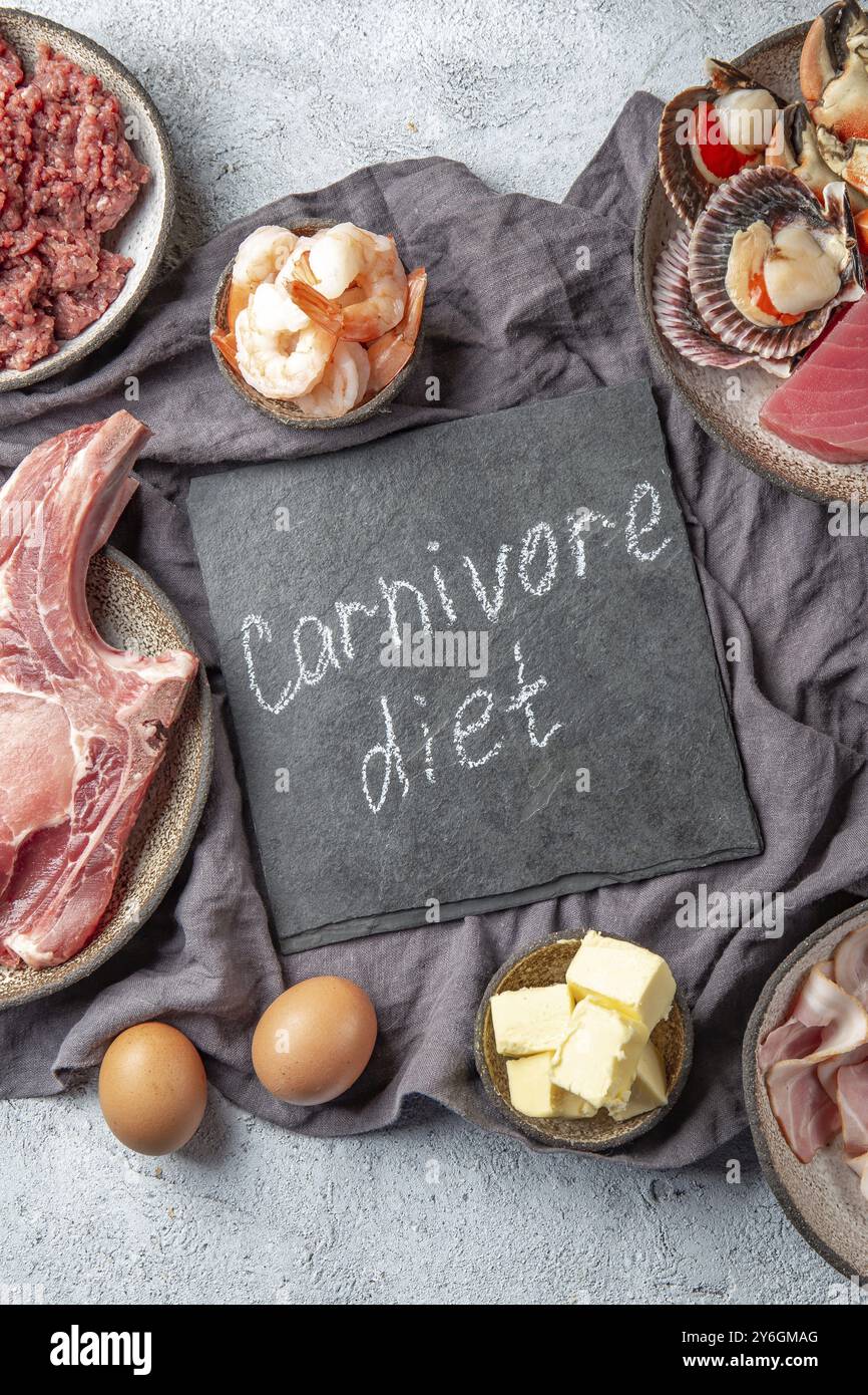 Cibo, selezione di alimenti per LA DIETA CARNIVORA. Pesce, carne, meg e grassi. Concetto di dieta zero carboidrati Foto Stock