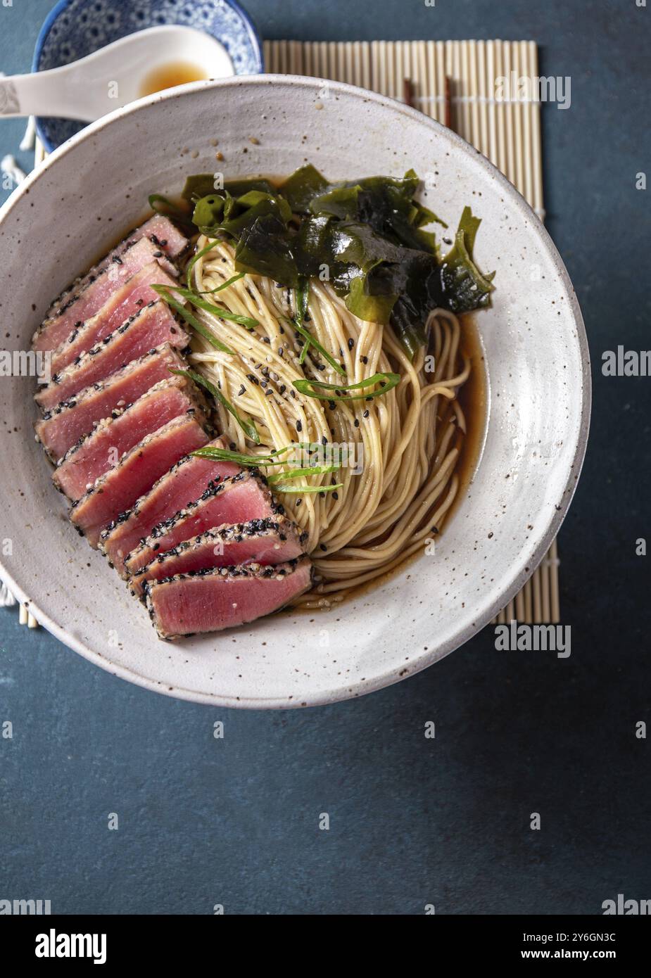 Cibo, ramen di bistecca di tonno. Zuppa giapponese con noodles ramen, miso, bistecca di tonno fritta e alghe marine Foto Stock