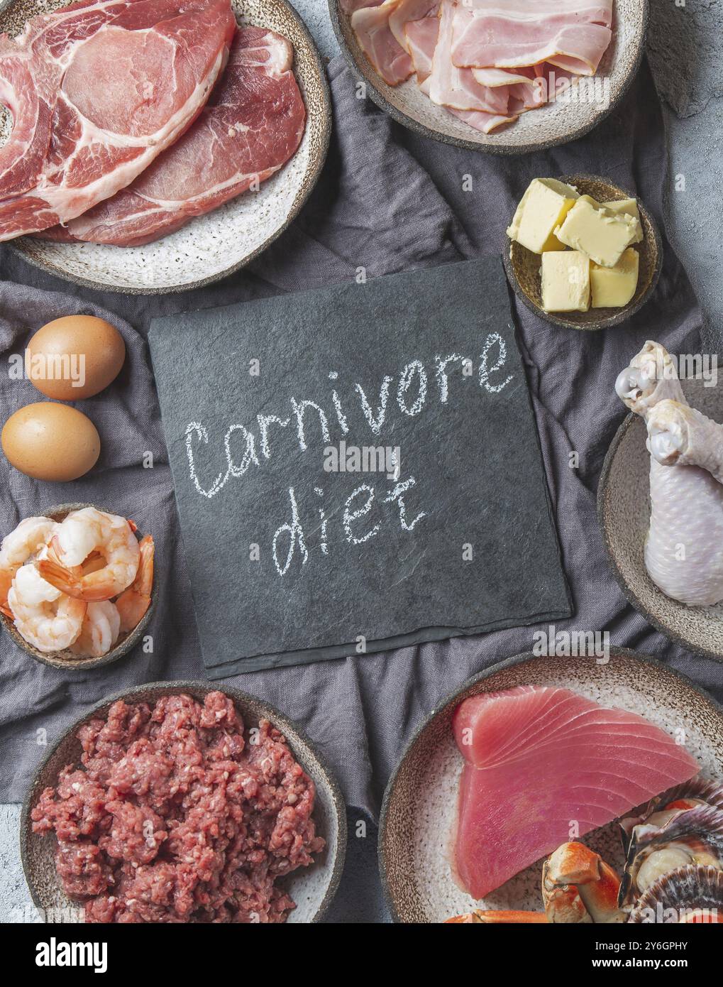 Cibo, selezione di alimenti per LA DIETA CARNIVORA. Pesce, carne, meg e grassi. Concetto di dieta zero carboidrati Foto Stock