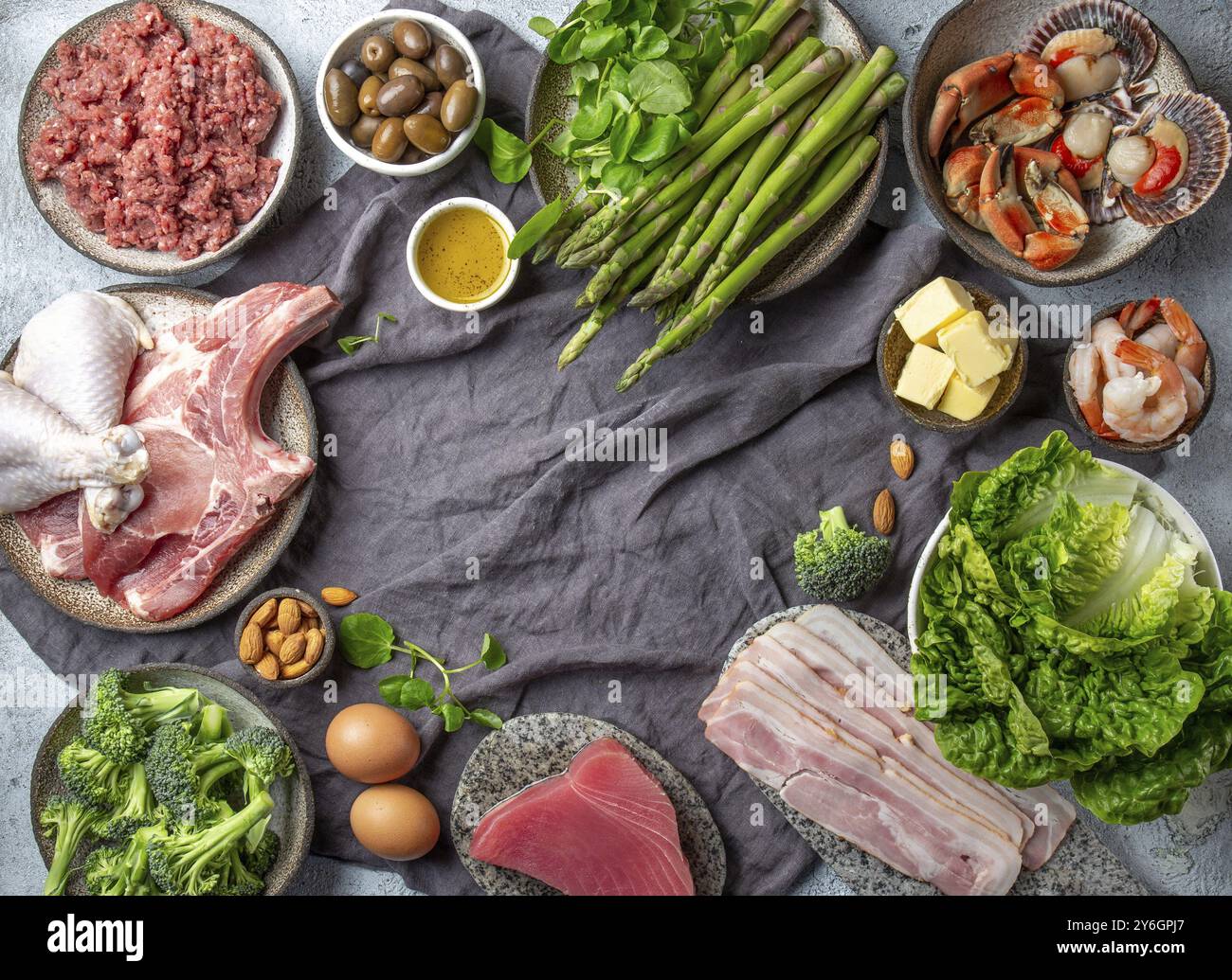 Cibo, proteine vegetariane e animali, carboidrati e grassi. Bassi livelli di carboidrati e dieta chetogena. Sfondo cibo sano con spazio di copia Foto Stock