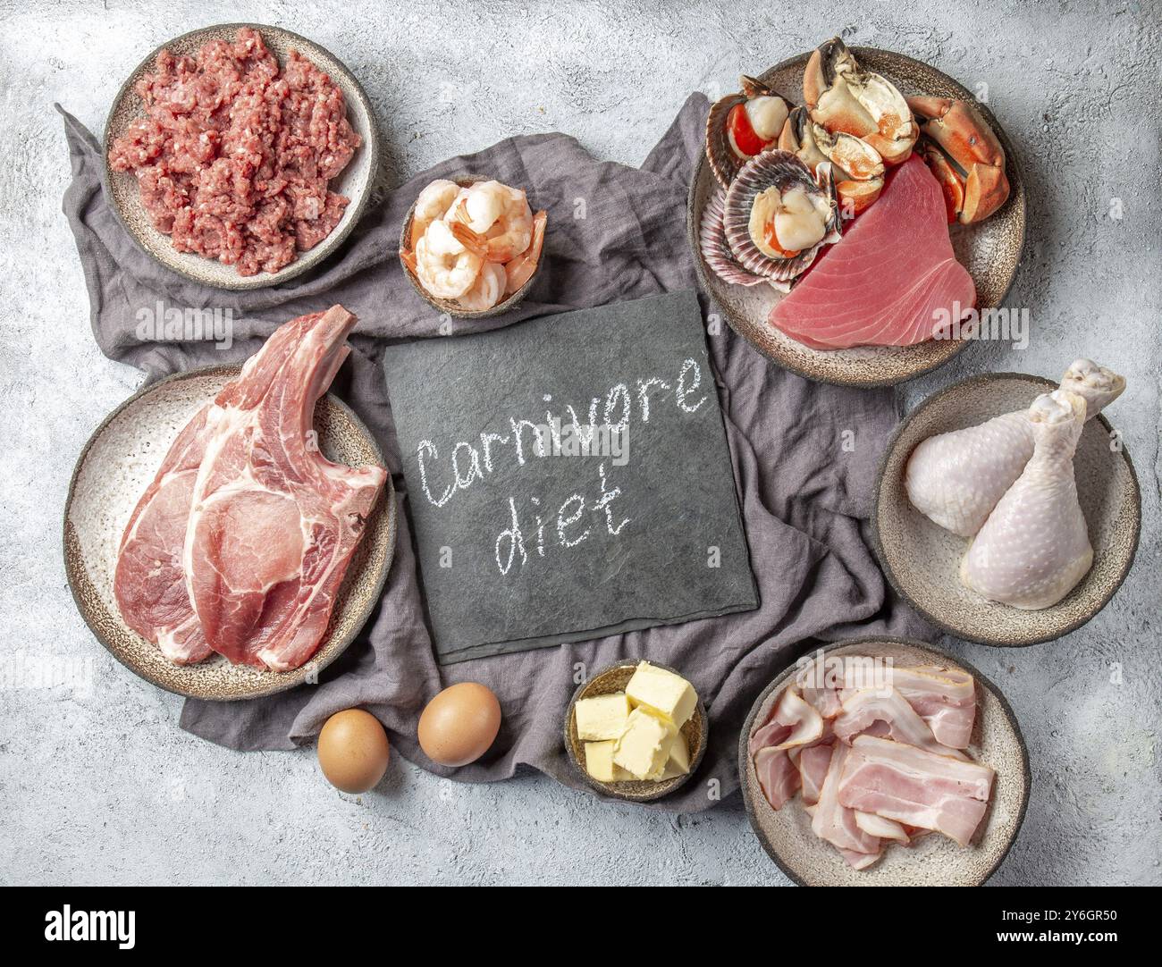 Cibo, selezione di alimenti per LA DIETA CARNIVORA. Pesce, carne, meg e grassi. Concetto di dieta zero carboidrati Foto Stock