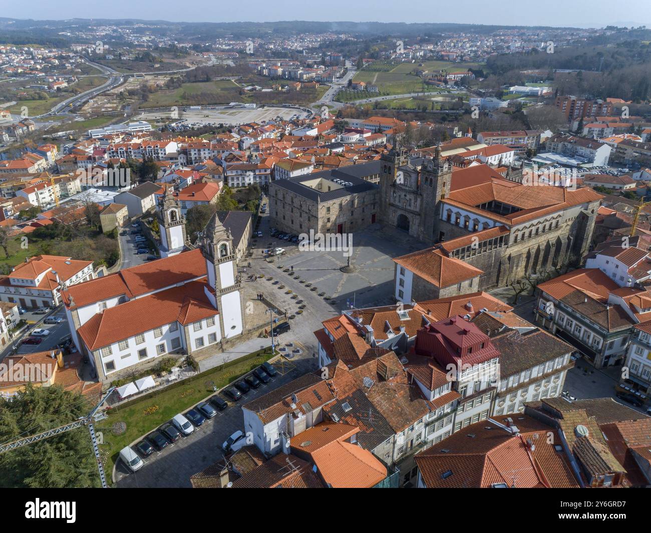 Vista dall'alto della città vecchia di Viseu con chiesa e cattedrale, Portogallo, Europa Foto Stock