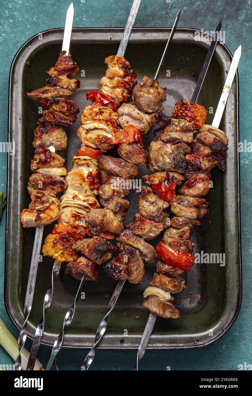 Cibo, cibo, carne di maiale grigliata barbecue, spiedini di pollo e verdure su vassoio Vista dall'alto, disposizione piatta Foto Stock