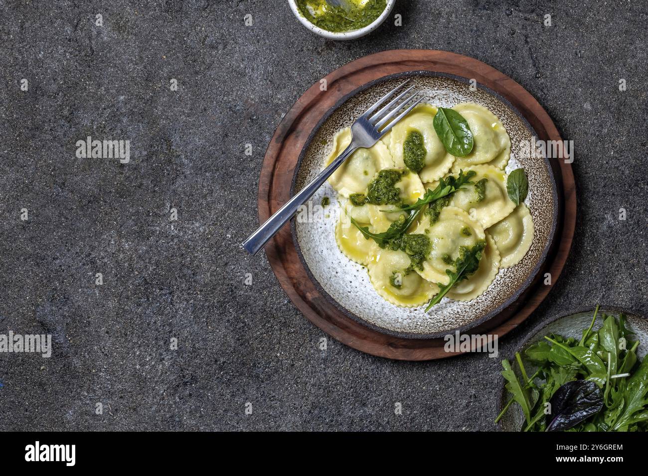 Cibo, ravioli di ricotta di spinaci italiani, vista dall'alto, sfondo nero, spazio copia, cibo vegetariano, ravioli vegani Foto Stock