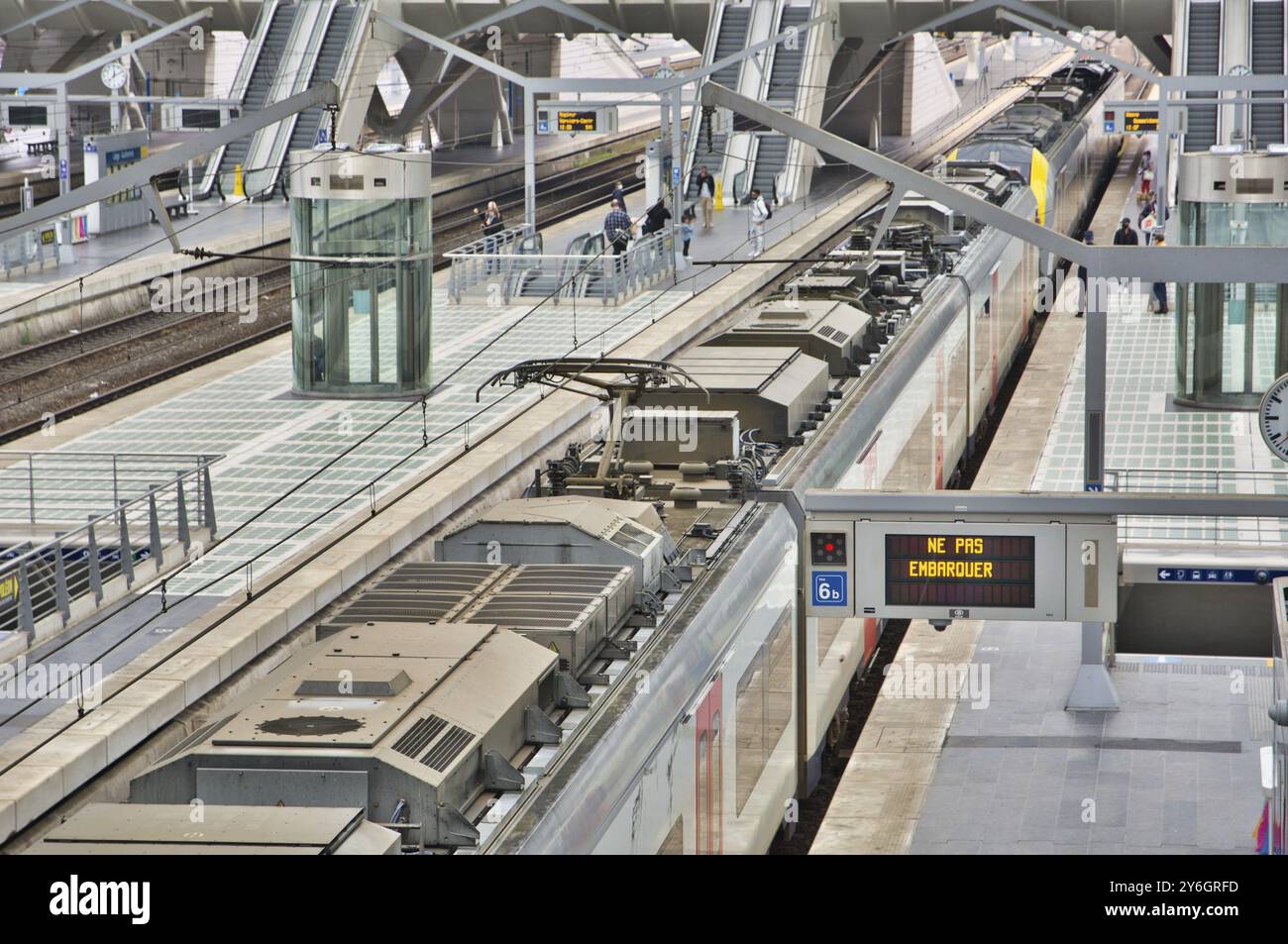 Liegi, Belgio, giugno 2021: Ne pas Embarquer o non salire a bordo del messaggio ferroviario nella stazione ferroviaria belga di Guillemins a Liegi, Europa Foto Stock