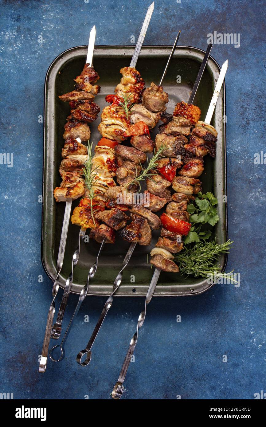 Cibo, carne di maiale grigliata alla griglia, spiedini di pollo e verdure su vassoio Vista dall'alto, disposizione piatta Foto Stock