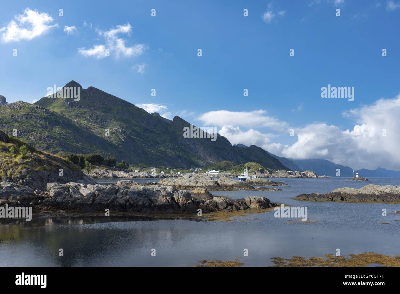 Paesaggio con costa rocciosa a Vestfjord, Sorvagen, Lofoten, Norvegia, Europa Foto Stock