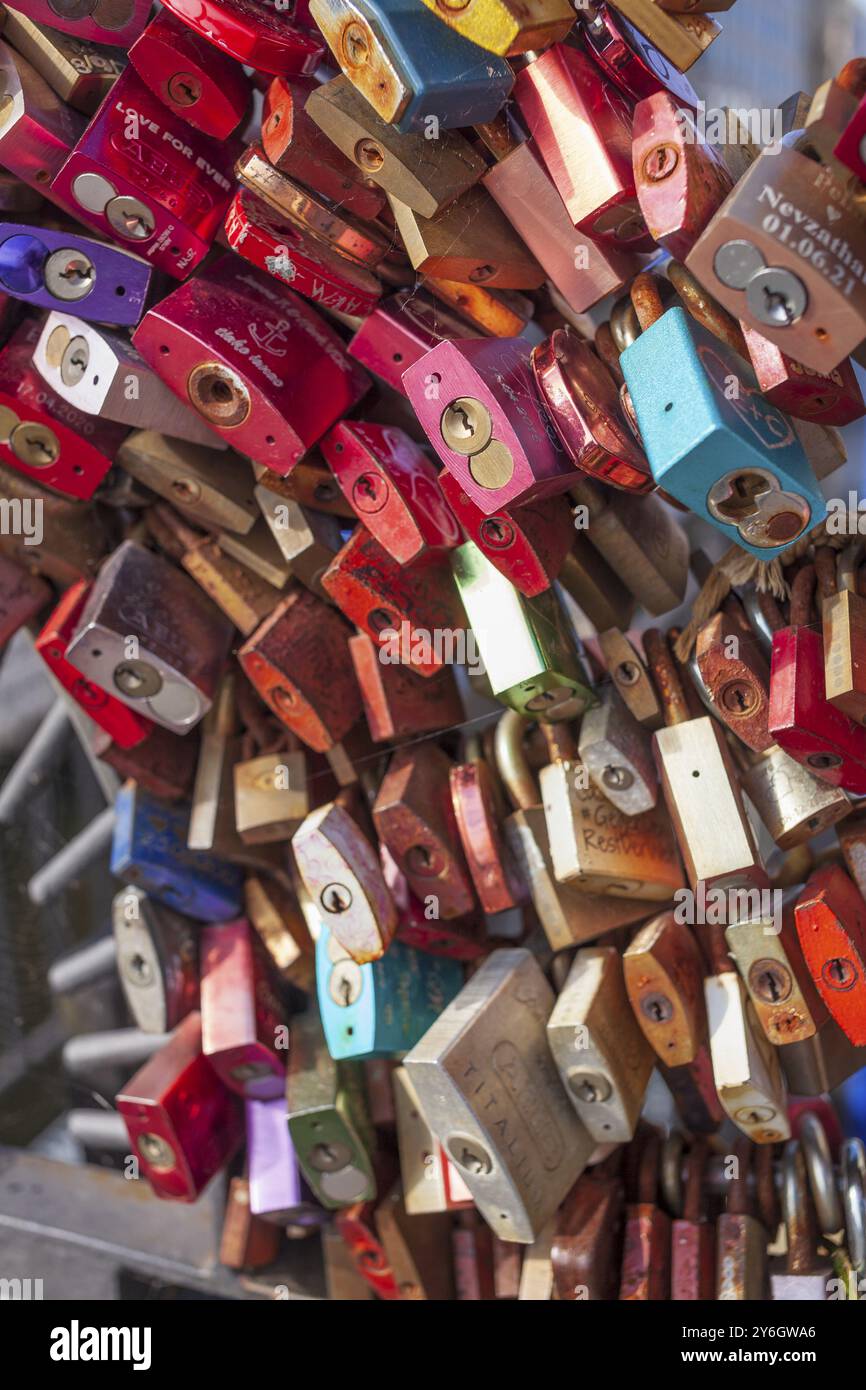 Chiusure d'amore colorate sul ponte di raccordo ad Alsterfleet, Amburgo, Germania, Europa Foto Stock