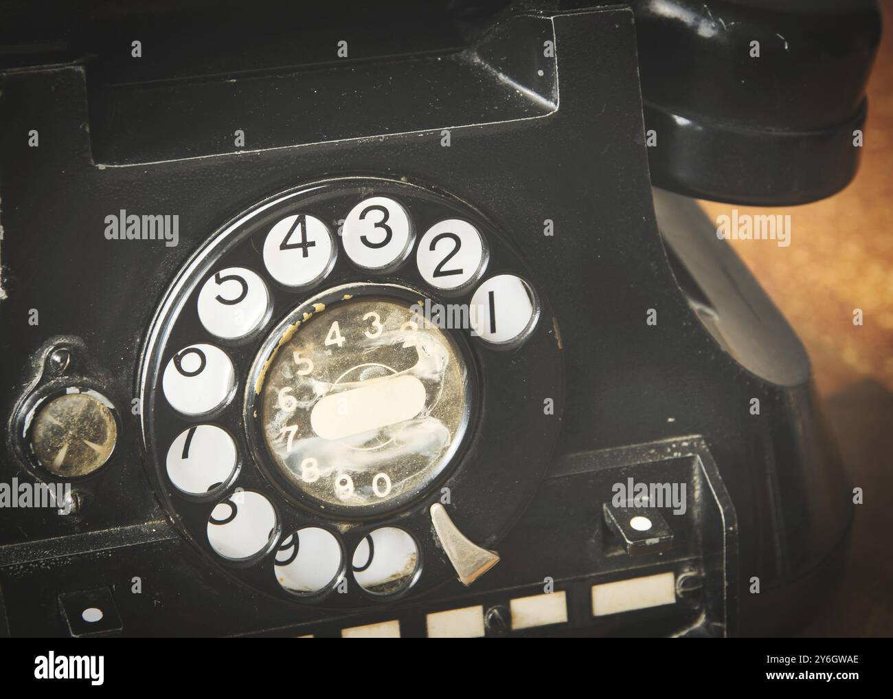 Primo piano sul volante di un vecchio telefono rotativo vintage. Tecnologia retrò Foto Stock