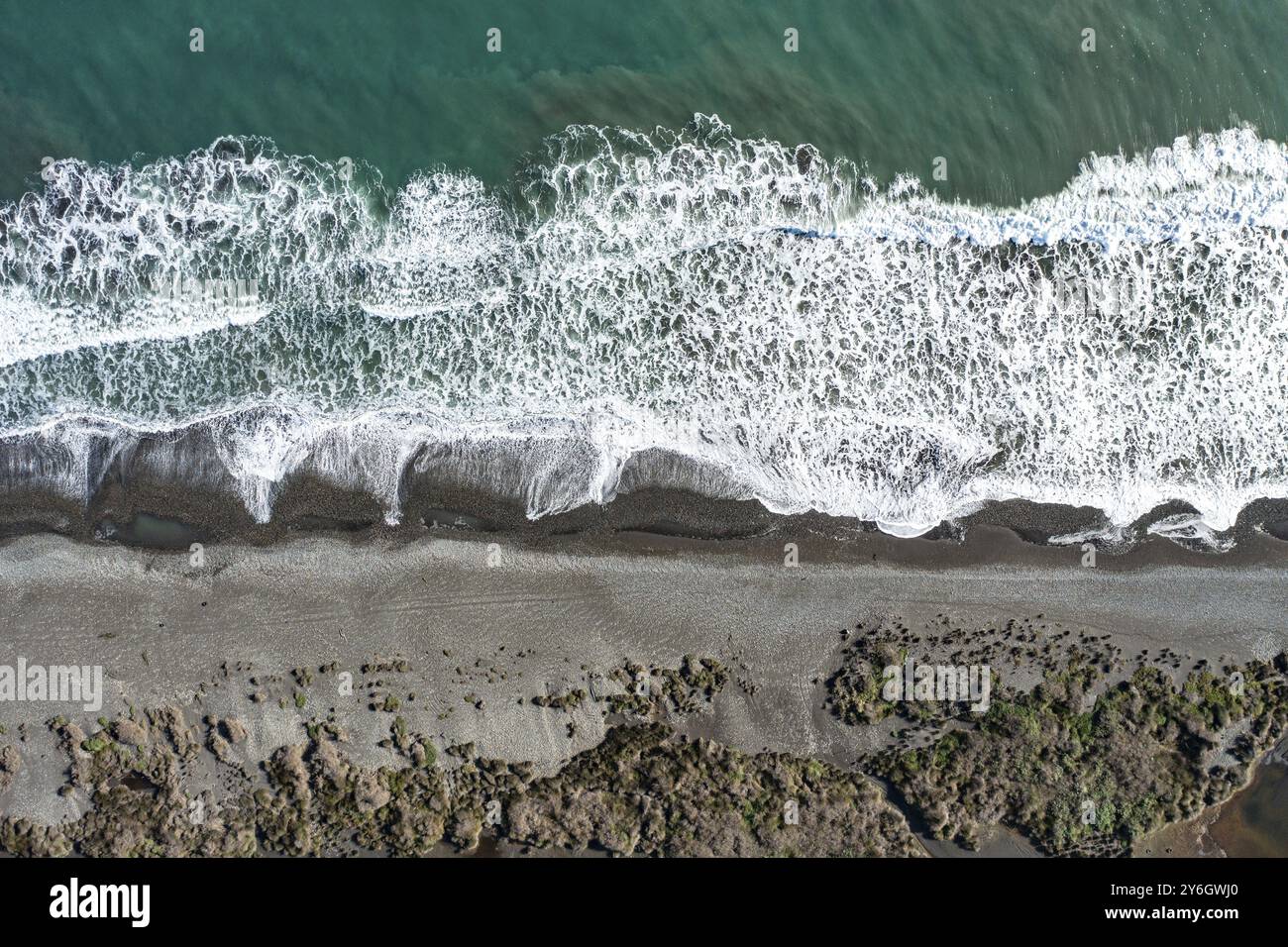 Vista aerea dell'oceano cileno con spiaggia nera. Vista dall'alto dal drone Foto Stock