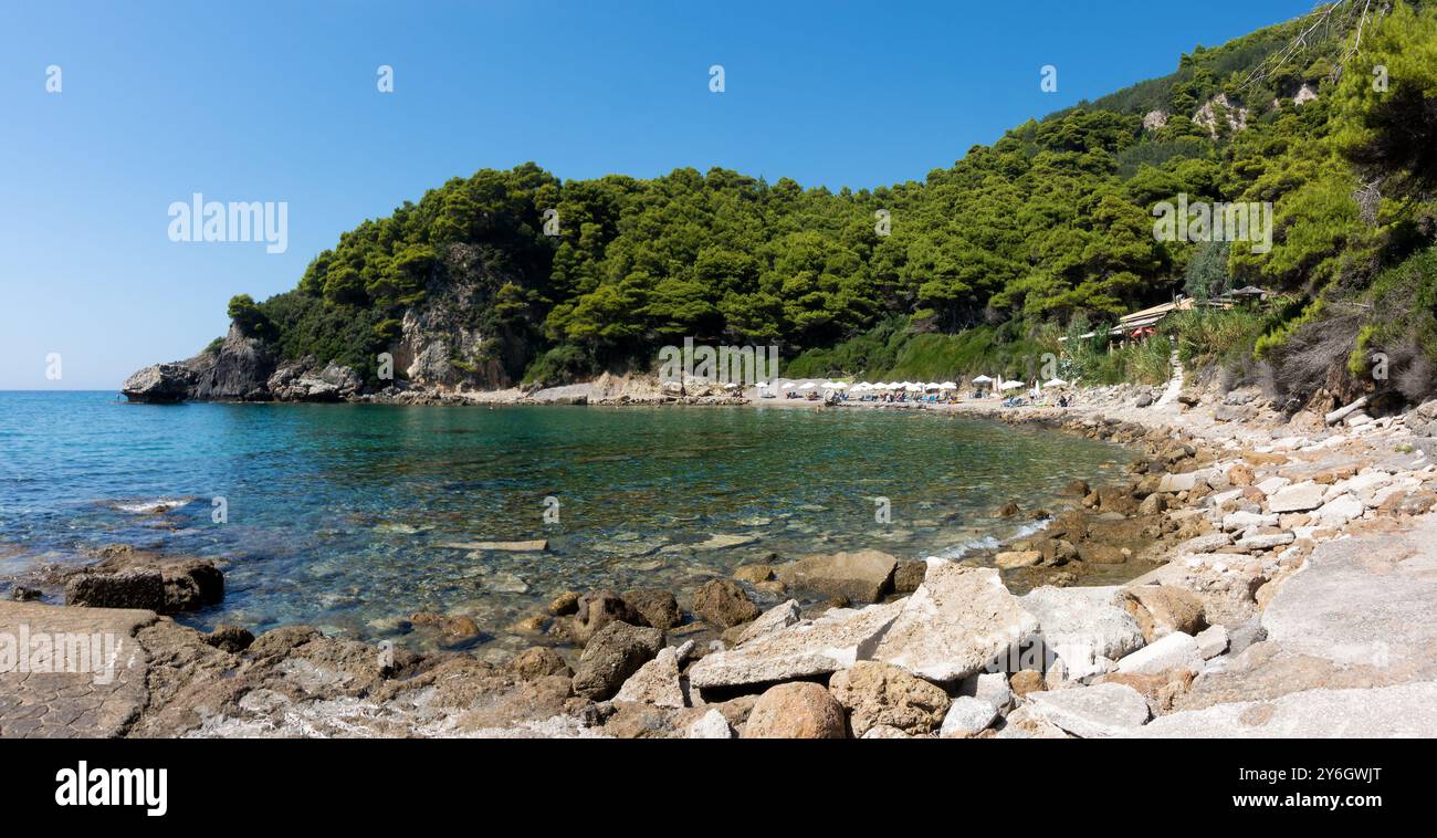 17 settembre 2023 - Corfù, Grecia - la bellissima e rocciosa spiaggia di Yaliskari nella parte occidentale dell'isola di Corfù, Grecia Foto Stock