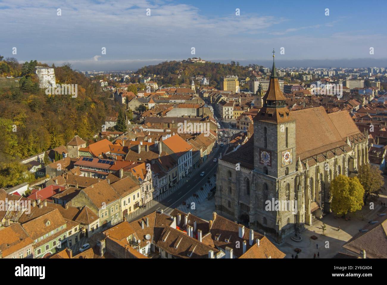 Vista aerea della città vecchia di Brasov con Chiesa Nera e Piata Sfatului in autunno, regione della Transilvania, Romania, Europa Foto Stock