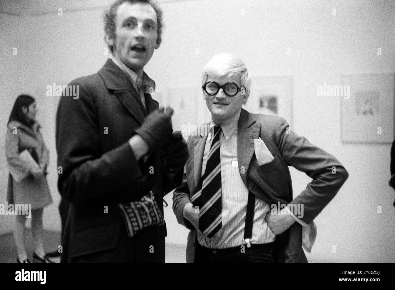 Patrick Procktor pittore artista e David Hockney. Vista privata di Hockney, serata di apertura del suo spettacolo, "Recent Etchings" alla Kasmin Gallery, Bond Street, Londra, Inghilterra, dicembre 1969 1960 UK HOMER SYKES Foto Stock