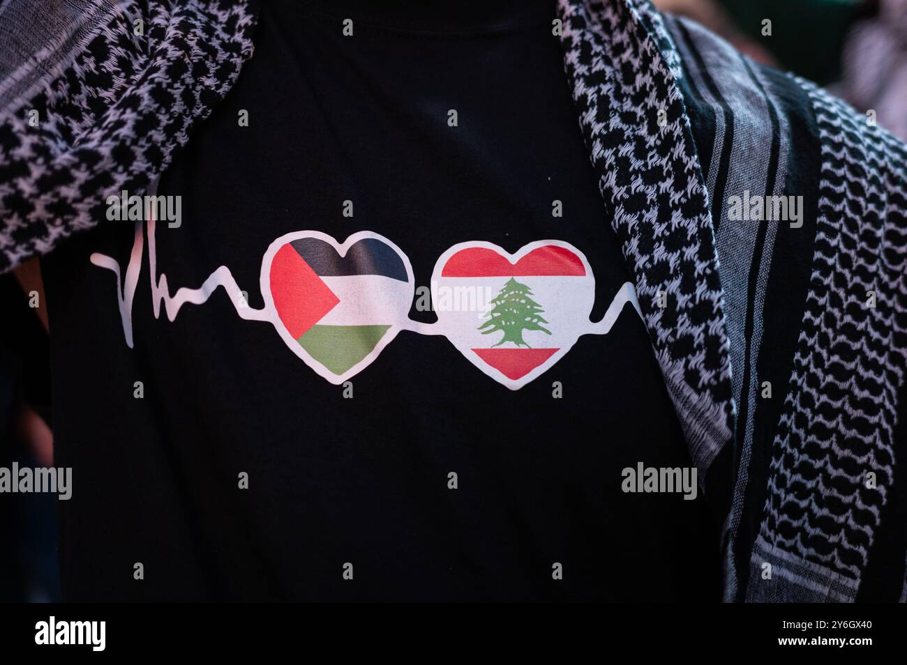 Madrid, Spagna. 25 settembre 2024. Un uomo che indossa una maglietta a sostegno del Libano e della Palestina. I manifestanti si sono riuniti per protestare contro gli attacchi di Israele contro il Libano e la Palestina. Crediti: Marcos del Mazo/Alamy Live News Foto Stock