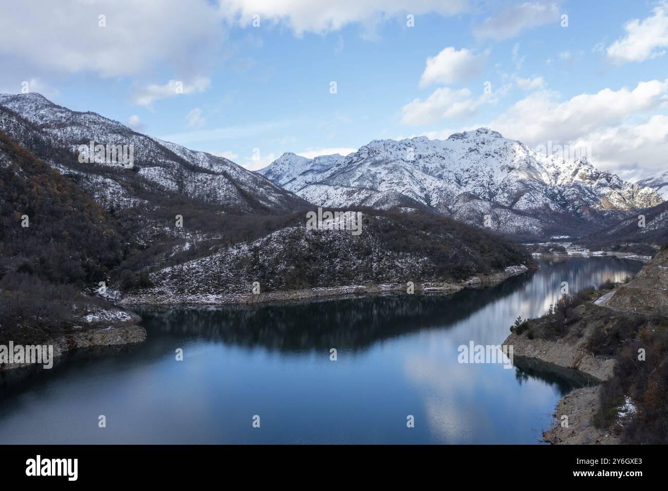 Mounains Laguna Ancoa nella neve nella regione di Maule, Cile. Vista aerea del drone Foto Stock