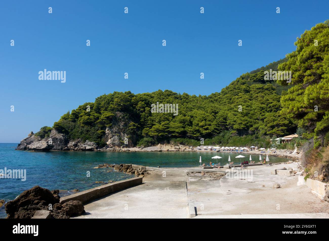 17 settembre 2023 - Corfù, Grecia - la bellissima e rocciosa spiaggia di Yaliskari nella parte occidentale dell'isola di Corfù, Grecia Foto Stock