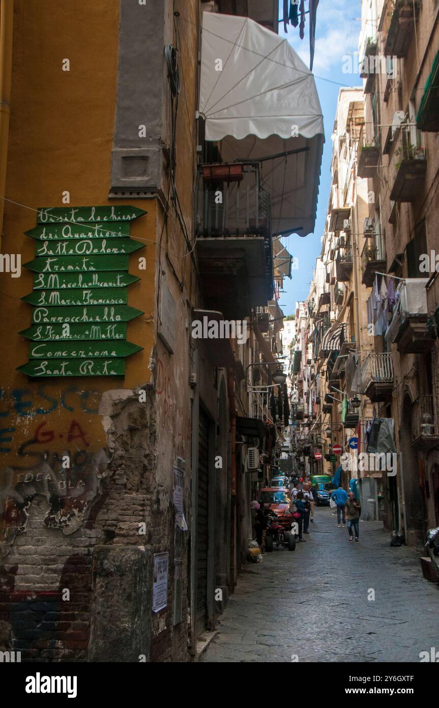 Via dei quartieri spagnoli a Napoli con segnaletica artigianale e spontanea di Salvatore Iodice. Napoli Foto Stock