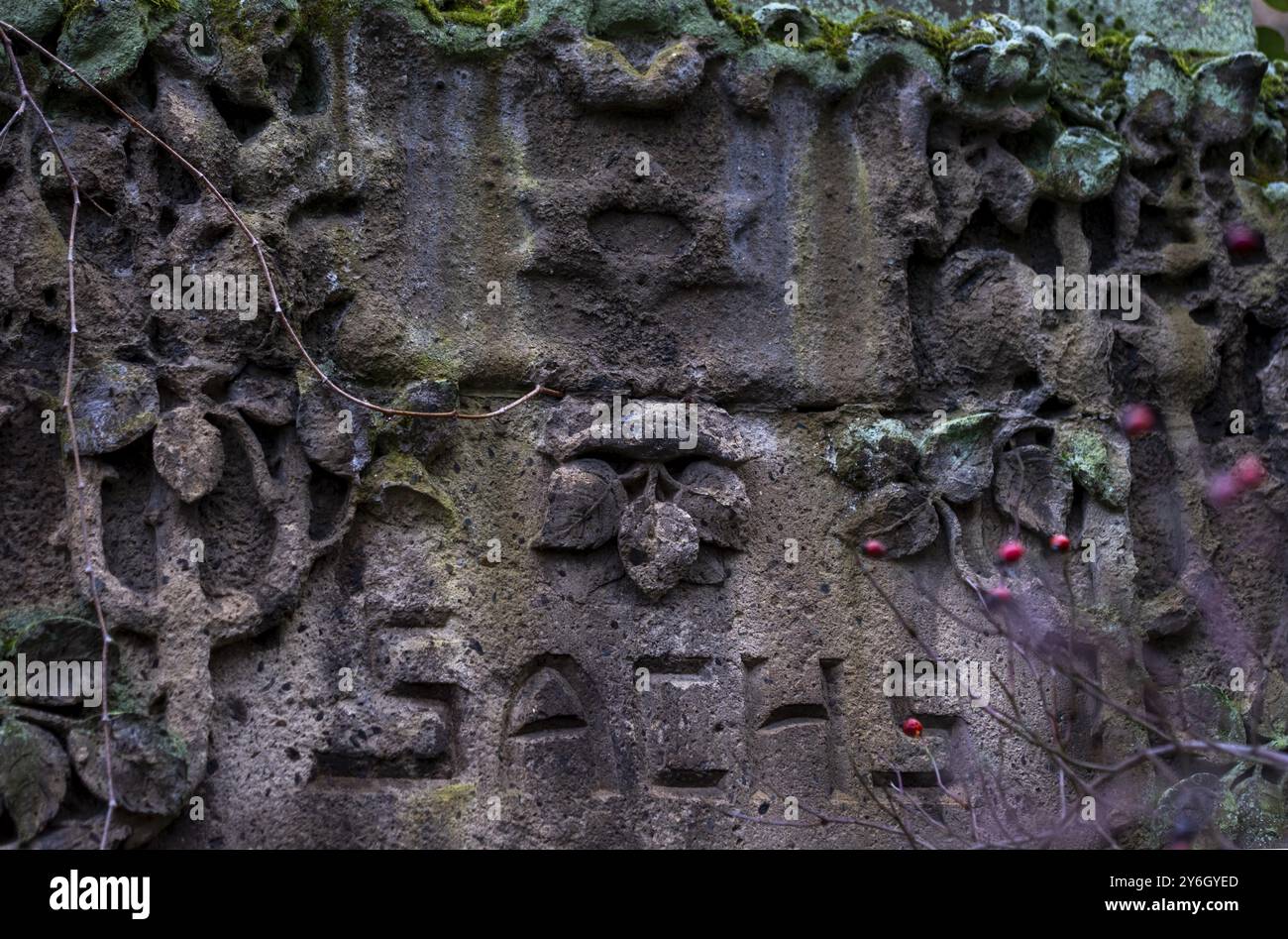 Germania, Berlino, 19 novembre 2023, cimitero ebraico Weissensee, lapide, Europa Foto Stock