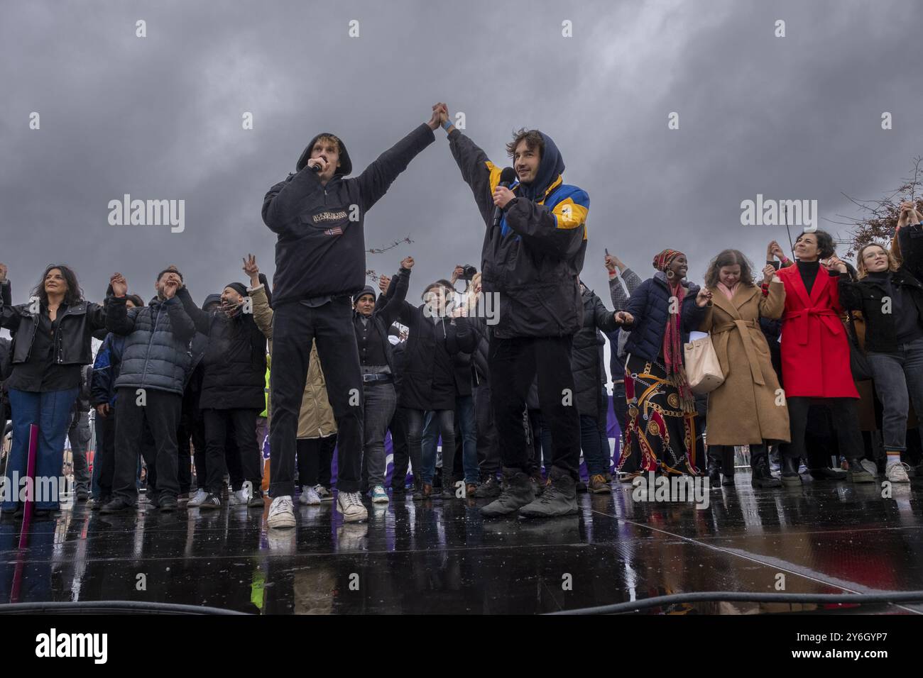 Germania, Berlino, 3 febbraio 2024, protesta contro l'ascesa dell'estremismo di destra, chiamato dall'alleanza mano in mano, Jetzt solidarisch aktiv werde Foto Stock